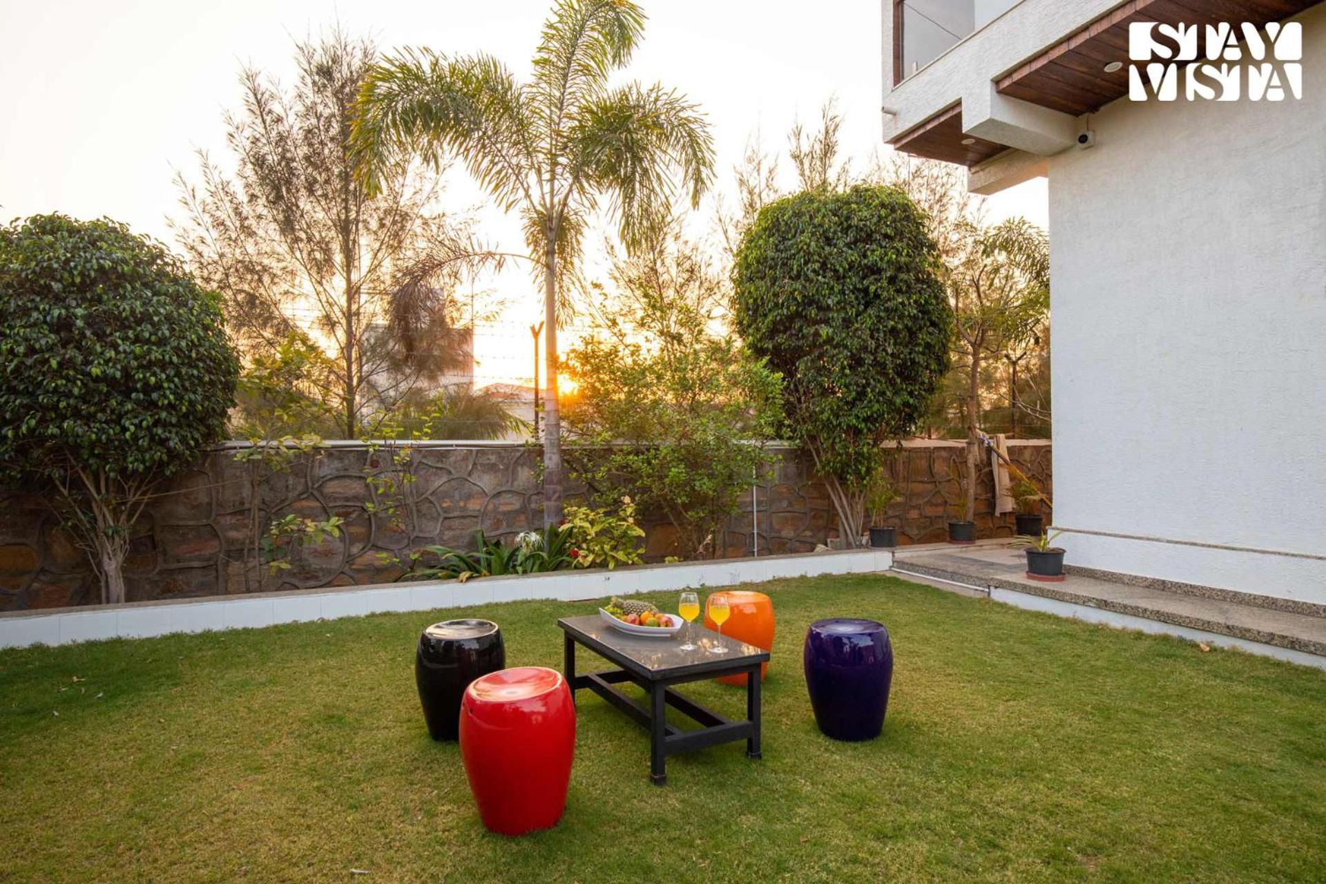 Stayvista'S Bella Dream - Mountain-View With Outdoor Pool, Lawn Featuring A Gazebo & Indoor Games Udaipur Buitenkant foto