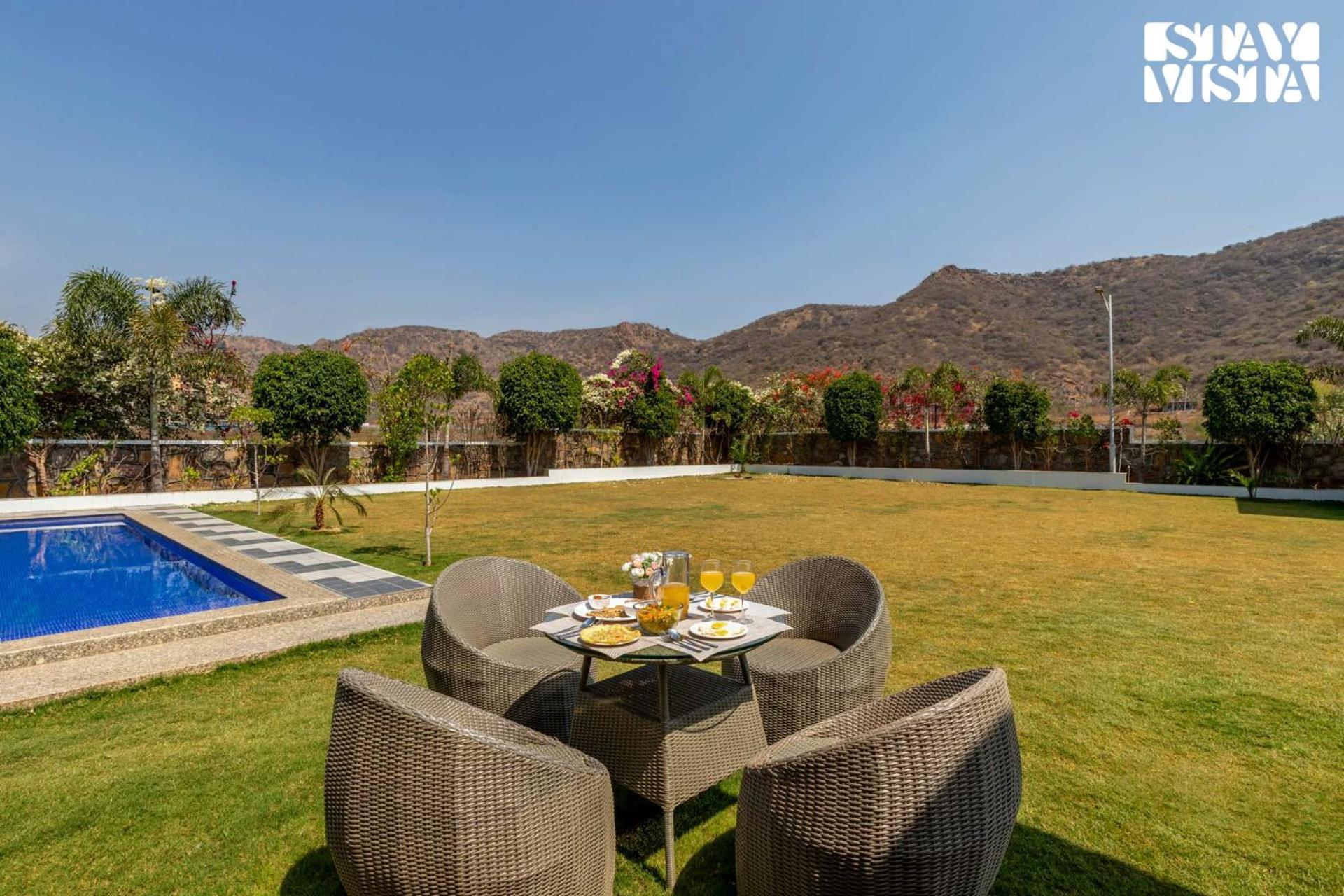 Stayvista'S Bella Dream - Mountain-View With Outdoor Pool, Lawn Featuring A Gazebo & Indoor Games Udaipur Buitenkant foto